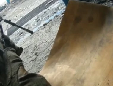 Πλάνα από τις μάχες στην Αν. Ουκρανία - Πέφτουν «βροχή» οι σφαίρες (βίντεο)